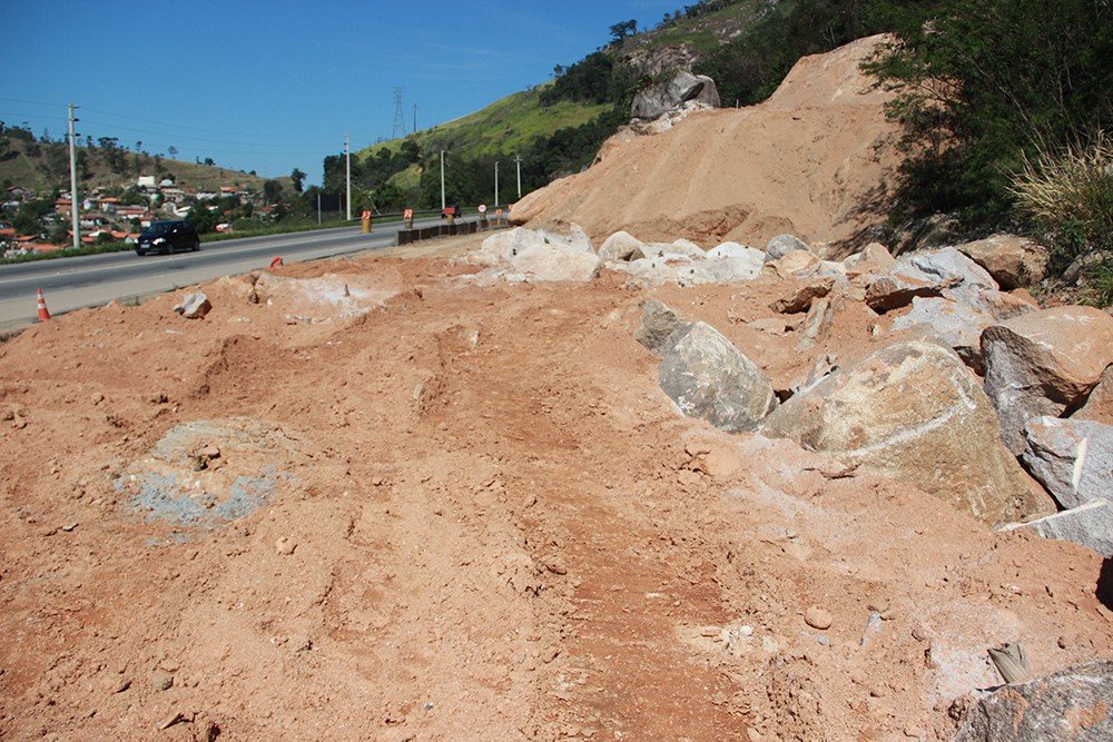 trafego-na-br-101-sera-interrompido-nesta-terca-1 A detonação é necessária para dar prosseguimento à construção da pista que ligará a ponte sobre o rio Tubarão ao túnel