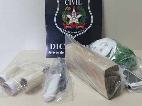 um-quilo-de-maconha-e-apreendido-1 Na residência do suspeito os policiais encontram um quilo de maconha e outros objetos que caracterizam tráfico de entorpecentes - Foto: DIC de Tubarão