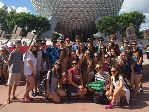 uns-lamentam-outros-comemoram-1 Neste ano, a guia de viagens internacionais Ingrid Darela foi para a Disney com um grupo de 27 pessoas e para o próximo ano, mesmo com a alta do dólar, há 15 confirmados - Foto:Divulgação/Notisul