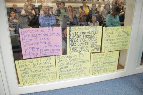vereadores-nao-aprovam-projeto-1 Alguns servidores que seriam afetados com a redução compareceram na sessão da câmara. Foto: Gilmar Estevam/Câmara de Vereadores/Notisul
