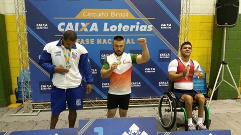 zico-alcanca-ouro-na-competicao-1 Zico (C) obteve o ouro ao levantar o peso de 155 quilos - Foto:Divulgação/Notisul