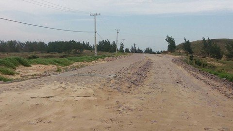 A manutenção é feita pela equipe da prefeitura de Laguna, mas com o aumento do tráfego na alta temporada, não será o suficiente  -  Fotos:João Baiuka/Divulgação/Notisul
