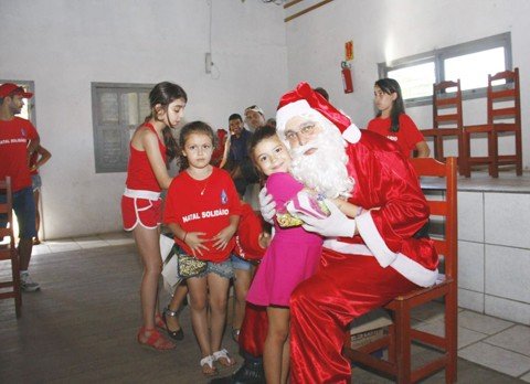 acoes-sao-realizadas-para-atender-criancas-1 O Papai Noel distribuiu no ano passado presentes para mais de sete mil crianças em 24 bairros de Imbituba - Foto:Samcrad/Divulgação/Notisul