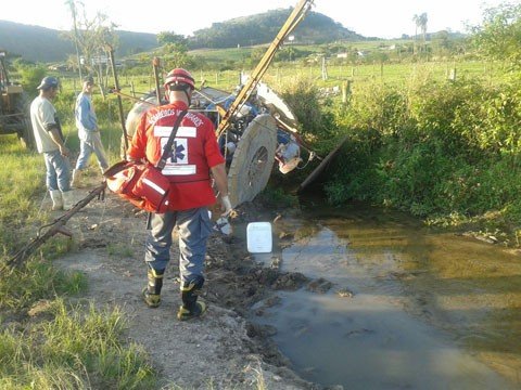 agricultor-morre-apos-tombar-trator-1 O trabalhadorr foi encontrado sem vida, embaixo da máquina - Foto:Bombeiros Voluntários de Jaguaruna/Divulgação/Notisul
