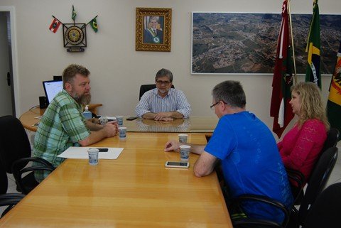 artista-americano-dara-capacitacao-a-professores-1 O projeto foi apresentado ontem à tarde ao prefeito Ademir Matos - Foto:Georgia Accordi/Prefeitura de Braço do Norte/Notisul
