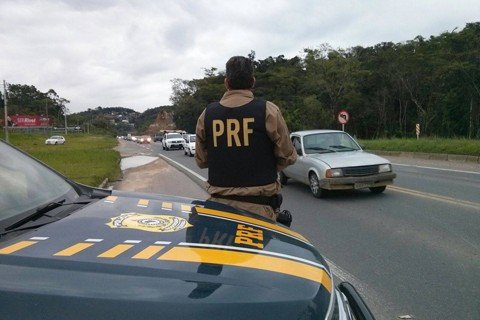 balanco-do-feriadao-e-positivo-1 Para os policiais, as chuvas contribuíram para amenizar o fluxo de veículos nas rodovias no estado - Foto:PRF SC/Divulgação/Notisul