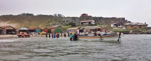 barco-e-retirado-do-fundo-do-mar-1 A embarcação foi rebocada por cerca de oito quilômetros até o Farol de Santa Marta, em Laguna - Foto:João Baiuka/Divulgação/Notisul