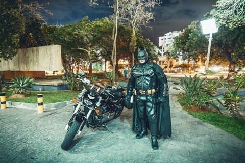 batman-recebera-admiradores-1 Após passear pela cidade, o Batman ficará em frente à Casa da Cidadania - Foto:Ricardo Zanetta/Divulgação/Notisul
