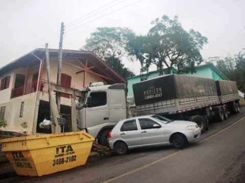 caminhao-desce-ladeira-e-atinge-residencia-1 Durante o acidente não havia ninguém dentro dos veículos e nas proximidades da residência - Foto:Portal Sul Infoco/Divulgação/Divulgação/Notisul