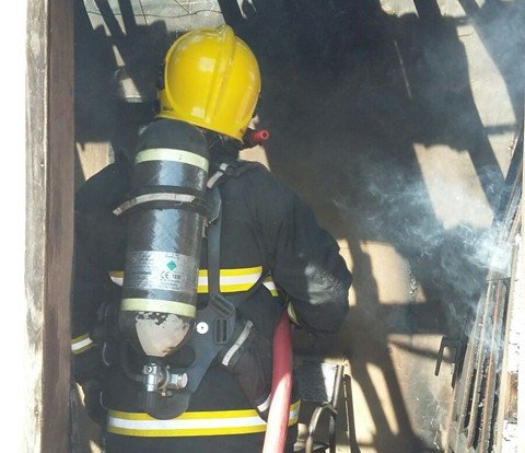 comodo-de-casa-e-destruido-1 Foram utilizados mil litros de água no combate - Foto:Bombeiros voluntários de Jaguaruna /Divulgação/Notisul