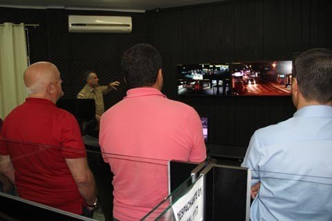 cronograma-esta-atrasado-1 Da central, no batalhão da Polícia Militar no bairro São João, as imagens são monitoradas em tempo real - Fotos:Divulgação/Notisul