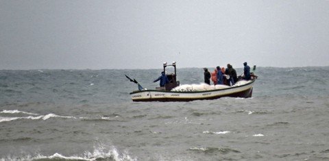 embarcacao-naufraga-e-pescadores-sao-resgatados-1 Os pescadores foram resgatados por colegas que estavam perto em outras embarcações - Foto:João Baiúka/Divulgação/Notisul