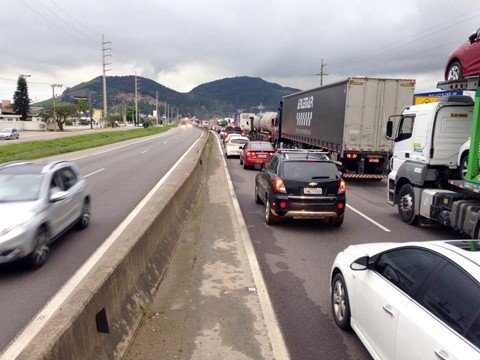 filas-sao-registradas-no-trecho-sul-1 Ontem entre 14 e 19 horas os motoristas enfrentaram três quilômetros de lentidão - Foto:Gabriel Felipe/RBS TV/Divulgação/Notisul