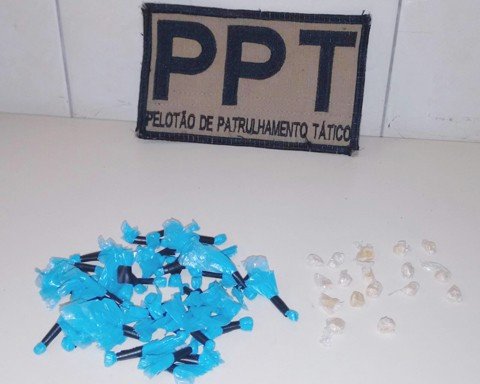 jovem-resiste-a-prisao-1 As pedras de crack estavam no bolso do rapaz - Foto:Polícia Militar de Tubarão/Divulgação/Notisul