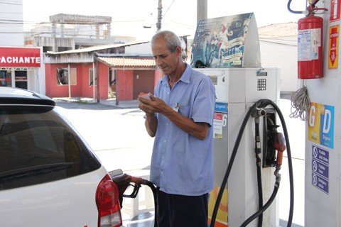Quem estava com o tanque quase vazio usou o dia de ontem para procurar postos de combustíveis com o preço sem reajuste  -  Foto:Silvana Lucas/Notisul