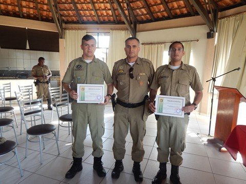 militares-sao-homenageados-1 Durante a formatura, o tenente-coronel Giovani (C) entregou os diplomas aos policiais de destaque, cabo Eliezer Marques Costa (E) e ao soldado Esmar Ferreira da Silva Neto - Foto:PM de Tubarão/Divulgação/Notisul