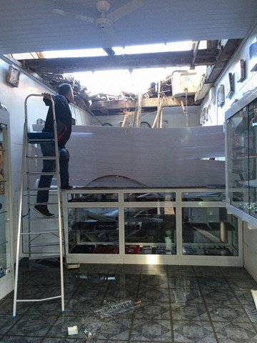 parte-de-telhado-desaba-1 Uma análise preliminar apontou que a estrutura estava comprometida - Foto:Elvis Palma/Divulgação/Notisul