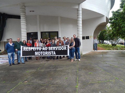 pauta-unificada-e-entregue-1 Cerca de 25 servidores participaram da manifestação - Foto:Sintermut/Divulgação/Divulgação/Notisul