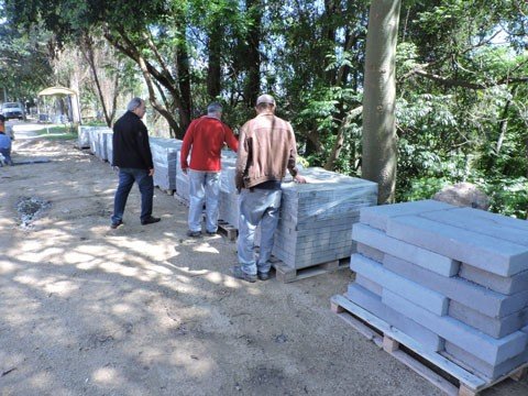 pavimentacao-com-paver-e-iniciada-1 Assim que os trabalhos forem finalizados, serão feitas as sinalizações horizontais e verticais - Foto:Divulgação/Notisul