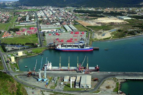 porto-tem-nova-profundidade-homologada-1 O Porto de Imbituba possui uma condição privilegiada. Situado em uma enseada de mar aberto e protegido de ventos e ressacas por um molhe - Foto:Airton Fernandes/Governo de SC/Divulgação/Notisul