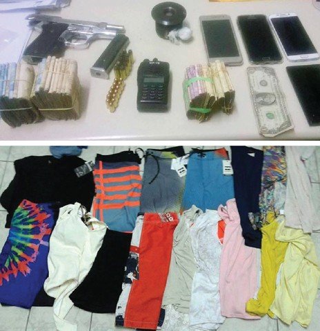 quadrilha-e-detida-apos-crimes-1 Com a quadrilha foram encontradas as roupas furtadas em lojas e também um retirador de bip, uma arma, munições, dinheiro e drogas - Foto:PM de Imbituba/Divulgação/Notisul