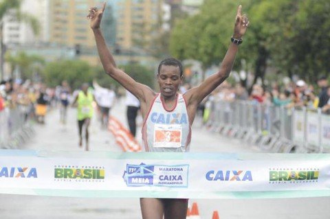 queniano-kimutai-bate-recorde-1 Paul Kimutai, além de garantir o bicampeonato, estabeleceu novo recorde de prova com 1h04min11seg - Foto:Divulgação/Notisul