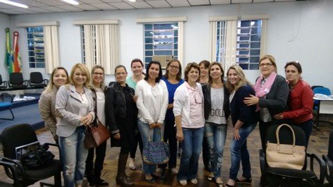 representantes-sao-escolhidas-1 A conselheiras eleitas Silvia (da esquerda para a direita, a sexta), a secretária Maria Salete (oitava), Maria Conceição (a nona) e Cíntia (a décima) após a votação de ontem, em Tubarão, com as integrantes do conselho.
