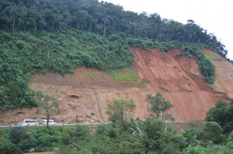 Após as chuvas, a rodovia foi interditada em função de deslizamentos de terra e rochas  -   Foto: Stéphanie Piava/Ligado no Sul/Divulgação/Notisul