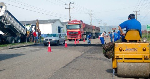 acesso-norte-recebe-primeiras-lombadas-1 Até amanhã, todas as lombadas serão colocadas na rodovia - Foto: João Batista Coelho Júnior/Prefeitura de Imbituba/Divulgação/Notisul