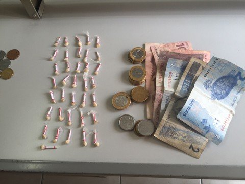 adolescente-e-flagrado-com-36-pedras-de-crack-1 As pedras de crack estavam escondidas no pátio de uma casa - Foto:Polícia Militar de Tubarão/Divulgação/Notisul