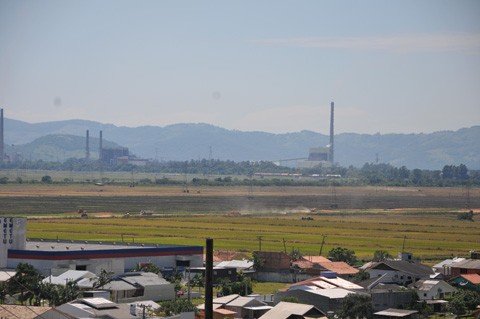ainda-ha-terras-em-negociacao-1 De longe, já se percebe a nova rodovia surgindo entre os terrenos - Foto:Silvana Lucas/Notisul