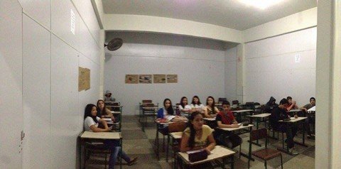 alunos-pedem-urgencia-1 Algumas salas no local improvisado para realização das aulas não tem janelas, situação que se agrava nos dias mais quentes - Foto:Gabriel Felipe/RBS TV/Divulgação/Notisul