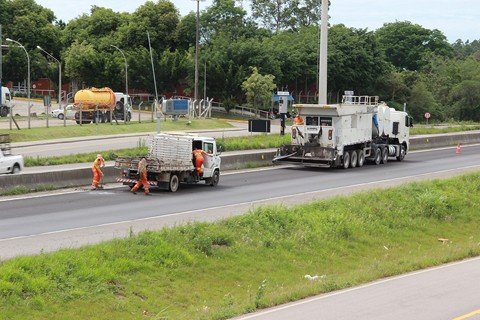 br-101-recebe-melhorias-em-varios-trechos-1  Em Tubarão é realizada a aplicação do microrevestimento asfáltico    -   Foto:Muriel Albonico/Dnit-SC/Divulgação/Notisul