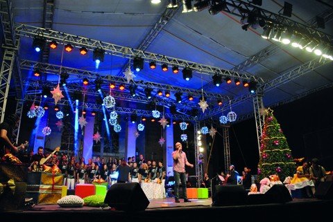 espetaculo-e-visto-por-centenas-de-pessoas-1 Centenas de pessoas assistiram ao espetáculo de Natal - Foto: Patrícia Laureano/Unisul