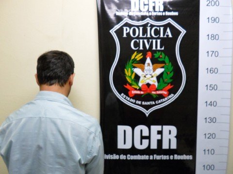 golpista-e-preso-1 Ele responderá pelos crimes de estelionato e falsificação de documentos - Foto: DCFR de Tubarão/Divulgação/Notisul