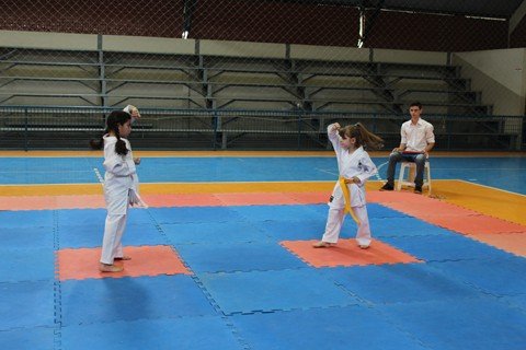 karatecas-concorrem-a-medalhas-1 Competição destinada a estudantes leva 40 alunos para o Ginásio Paulo Jacob May - Foto:KBS Assessoria/Divulgação/Notisul