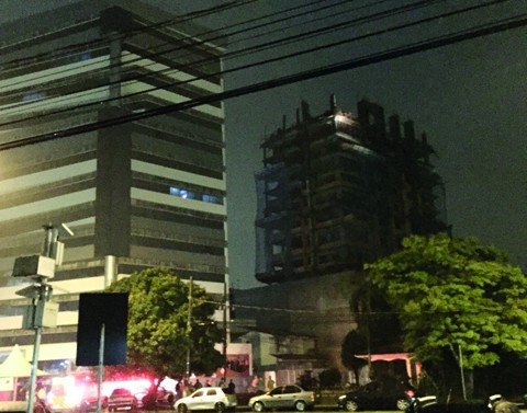 laje-de-predio-em-construcao-desaba-1 Os moradores das imediações entraram em pânico e foram orientados a passar a noite fora - Foto:Luiz Antônio Cechinel/Divulgação/Notisul