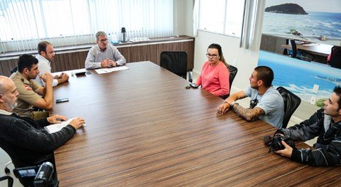 A reunião ocorreu para tratar sobre medidas que possam amenizar problemas causados no trajeto e o fechamento da rodovia que liga a BR-101 ao porto  -  Foto:João Batista Coelho Júnior/Prefeitura de Imbituba/Divulgação/Notisul