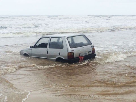 mare-sobe-e-atinge-metade-de-veiculo-1 Foto: Sul In Foco/Divulgação/Notisul.