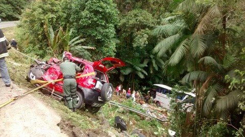 moradora-de-capivari-morre-no-norte-1 O resgate às vítimas movimentou socorristas de todo o estado e policiais, inclusive com helicópteros - Foto:2ªCia BAPM Joinville/Divulgação/Notisul