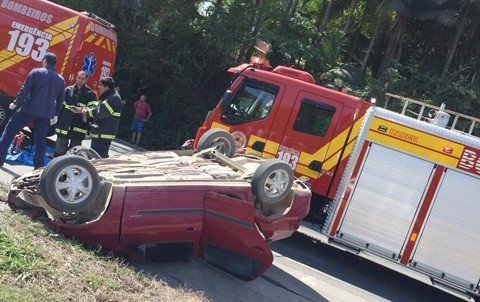motorista-morre-em-rodovia-1 O condutor morreu no local do acidente e precisou ser retirado por um grupo de bombeiros militares das ferragens - Foto:Divulgação/Notisul