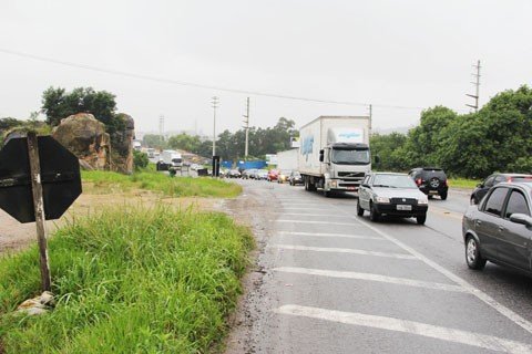 motoristas-enfrentam-quilometros-de-filas-1 O trânsito praticamente parava no Túnel do Morro do Formigão, em Tubarão. - Foto: Jailson Vieira/Notisul.