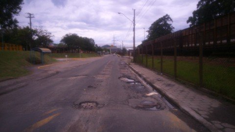 Algumas ruas em Capivari de Baixo estão intransitáveis. Esta é a principal via de acesso para Tubarão  -  Foto:Jailson Vieira/Notisul