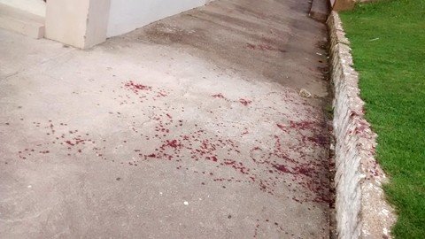 mulher-esfaqueia-homem-ao-lado-da-igreja-1 Durante a briga a mulher pegou uma faca e atingiu o homem no braço esquerdo, que deixou rastro de sangue na calçada - Foto:Cleber Latrônico/Nosso Povo/Divulgação/Notisul