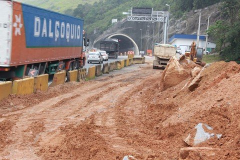 obras-complementares-sao-aceleradas-1 A retirada da encosta, que bloqueia o avanço de obras, está próxima da conclusão - Fotos:Muriel Albonico/Dnit-SC/Divulgação/Divulgação/Notisul