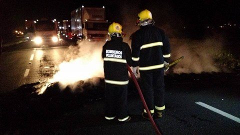 Em Sangão, na madrugada de ontem, colocaram fogo em pneus na rodovia e os bombeiros foram acionados   -  Foto:Juan Todescatt/BandSC/Divulgação/Notisul