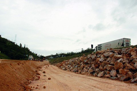 pista-no-desemboque-do-tunel-ganha-forma-1 A nova plataforma de tráfego ligará o fim do pavimento em concreto até o início do trecho duplicado - Foto:Muriel Albonico/Dnit-SC/Divulgação/Notisul