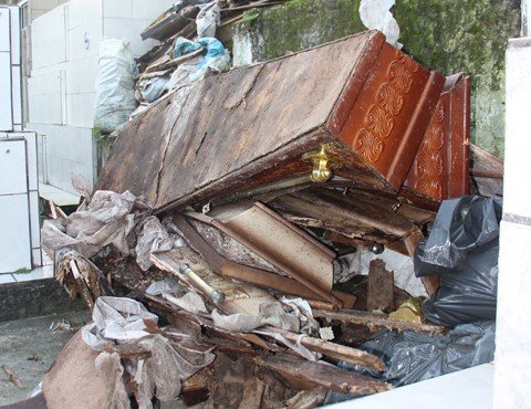 Entre alguns jazidos e espaços de circulação de pessoas, foram encontrados restos de madeiras, roupas e outros dejetos funerários  -  Foto:Letícia Matos/Banco de imagens/Notisul