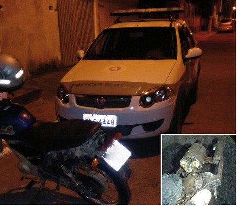 principal-suspeito-e-detido-1 A motocicleta foi usada no roubo no mercado e a arma (em detalhe) estava com o principal suspeito - Foto:Polícia Militar de Laguna