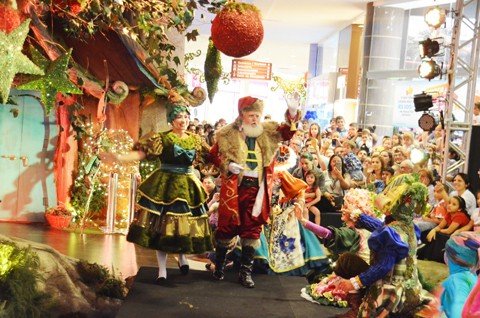 publico-encanta-se-com-chegada-do-papai-noel-1 O bom velhinho transmitiu uma mensagem de amor, fraternidade e alegria. - Foto: Ápice Comunicação/Divulgação/Notisul